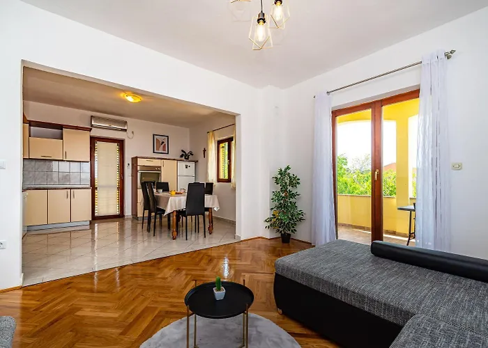 Mari 노비그래드달마샤